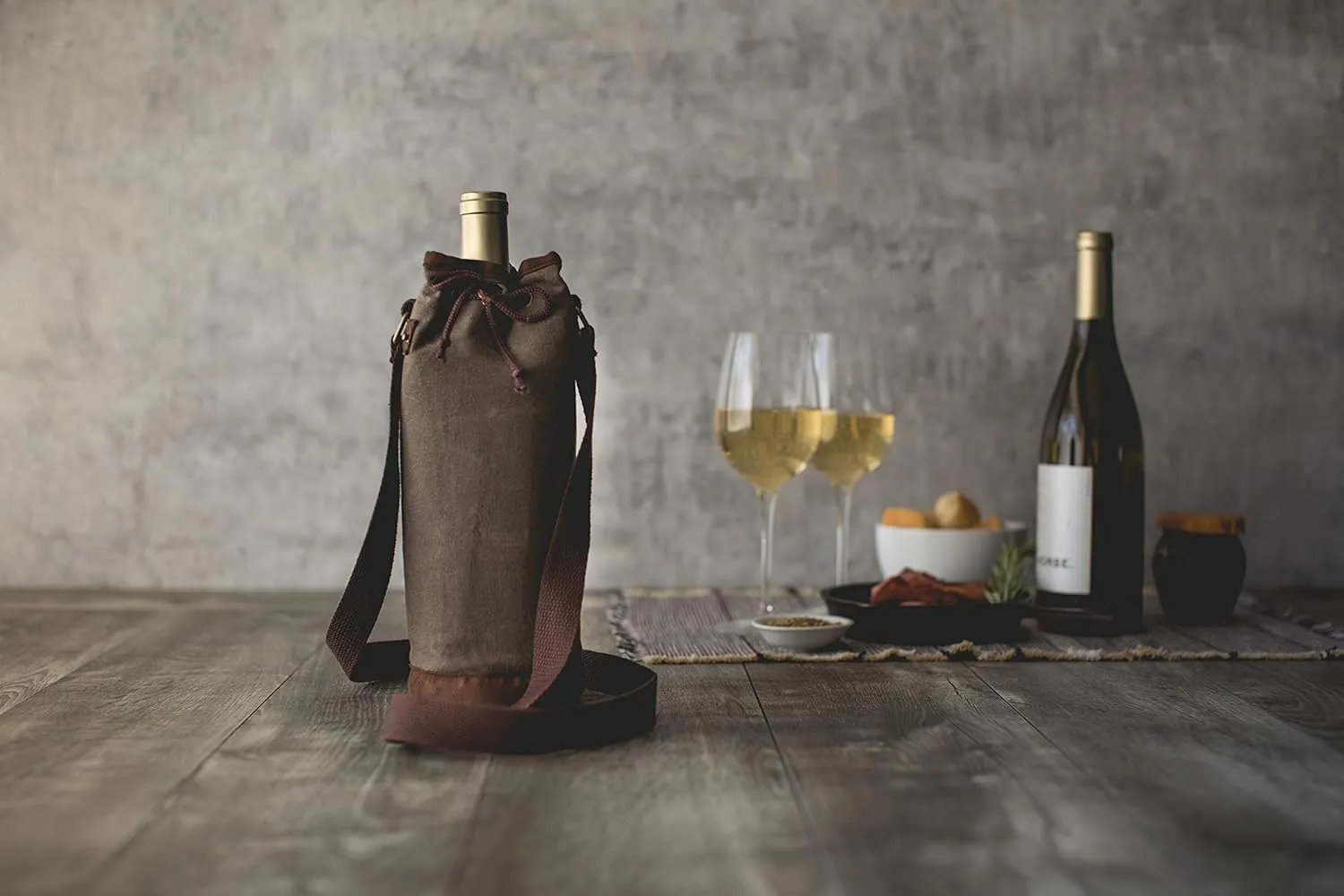 PICNIC TIME NFL Distressed Waxed Canvas Wine Tote, Single Bottle Insulated Bag, Bottle Carrier, Wine Gift Bag, Khaki Green
