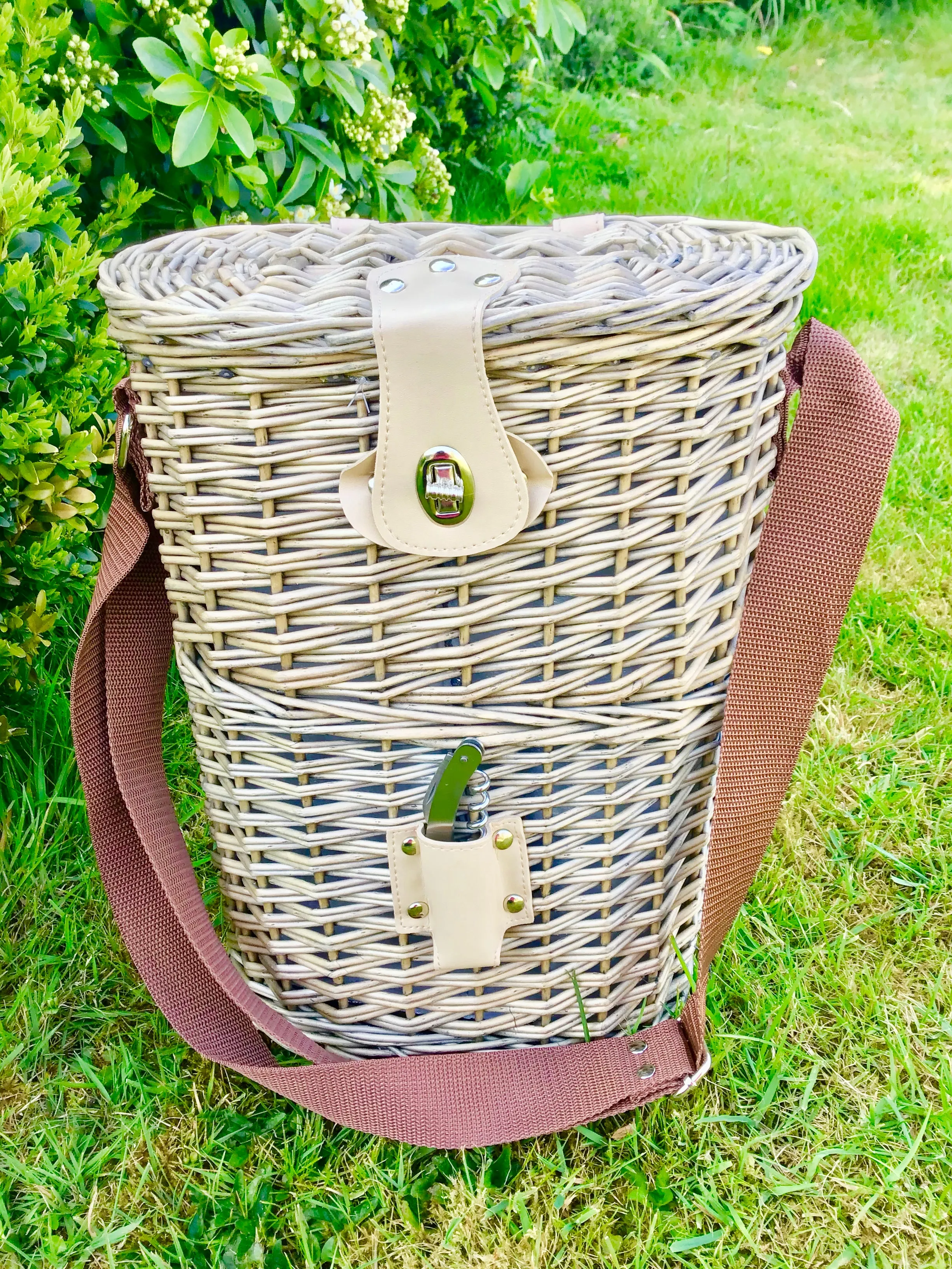 The Dartmoor willow bottle- basket with glasses and shoulder strap and cooler bag