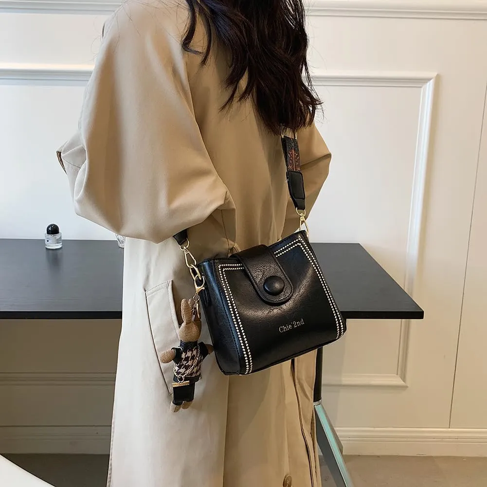Women Retro Bucket Bag with Pendant Fashion PU Leather Crossbody Bag with Adjustable Wider Shoulder Strap Shoulder Purses